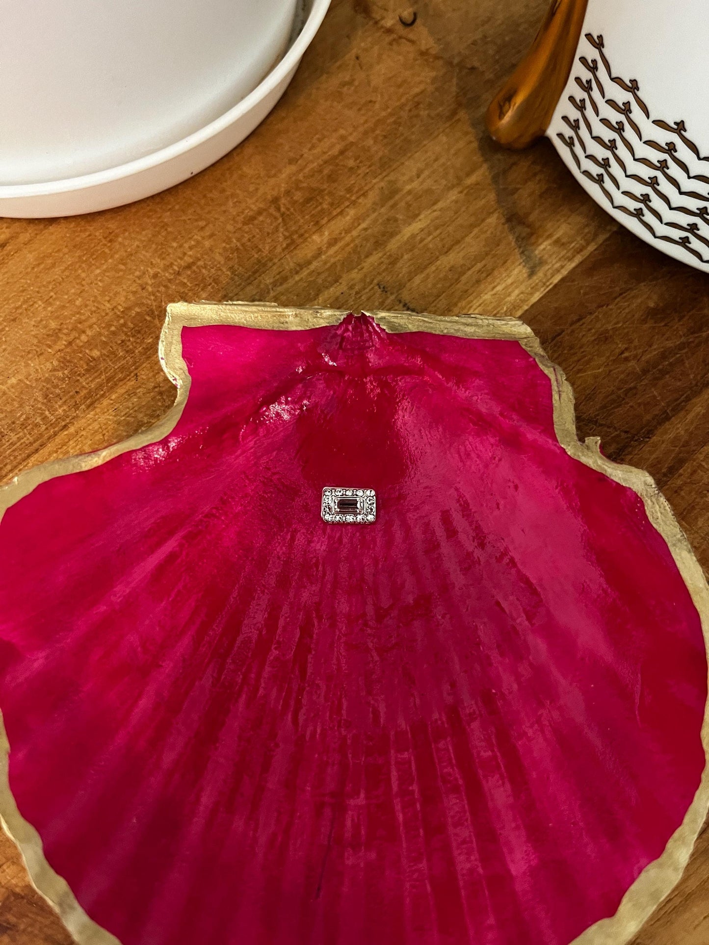 Vibrant Pink Gem Shell: Coastal Jewelry & Trinket Dish