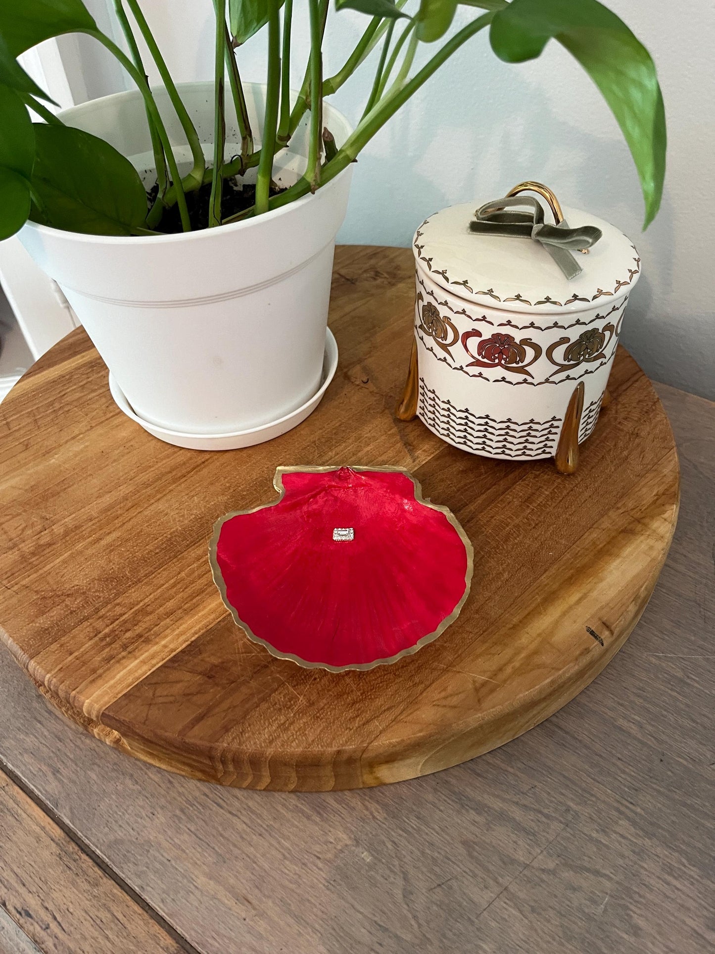 Vibrant Pink Gem Shell: Coastal Jewelry & Trinket Dish