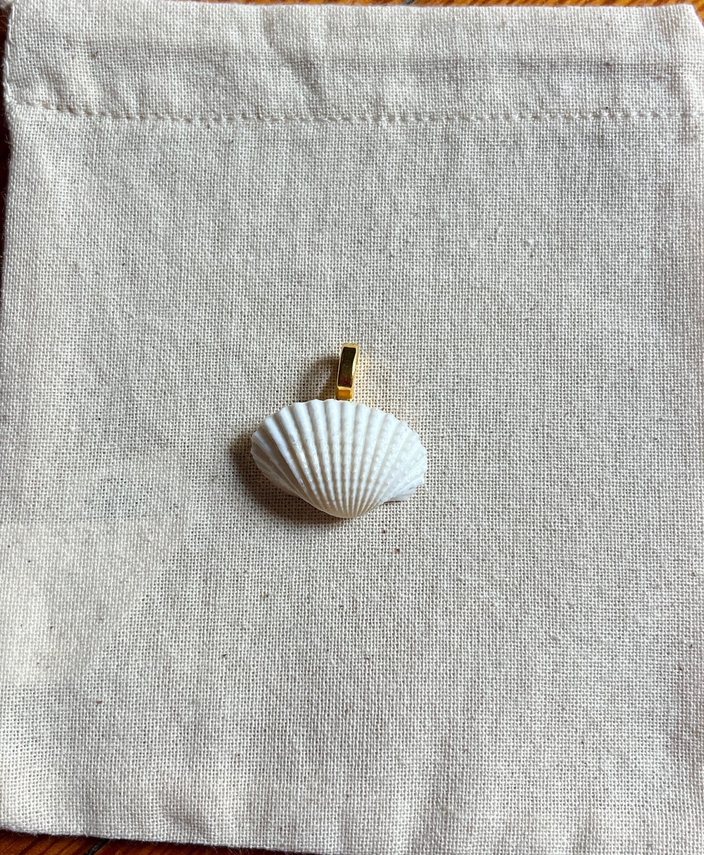 Luxe Seashell Pendant Charm - Medium