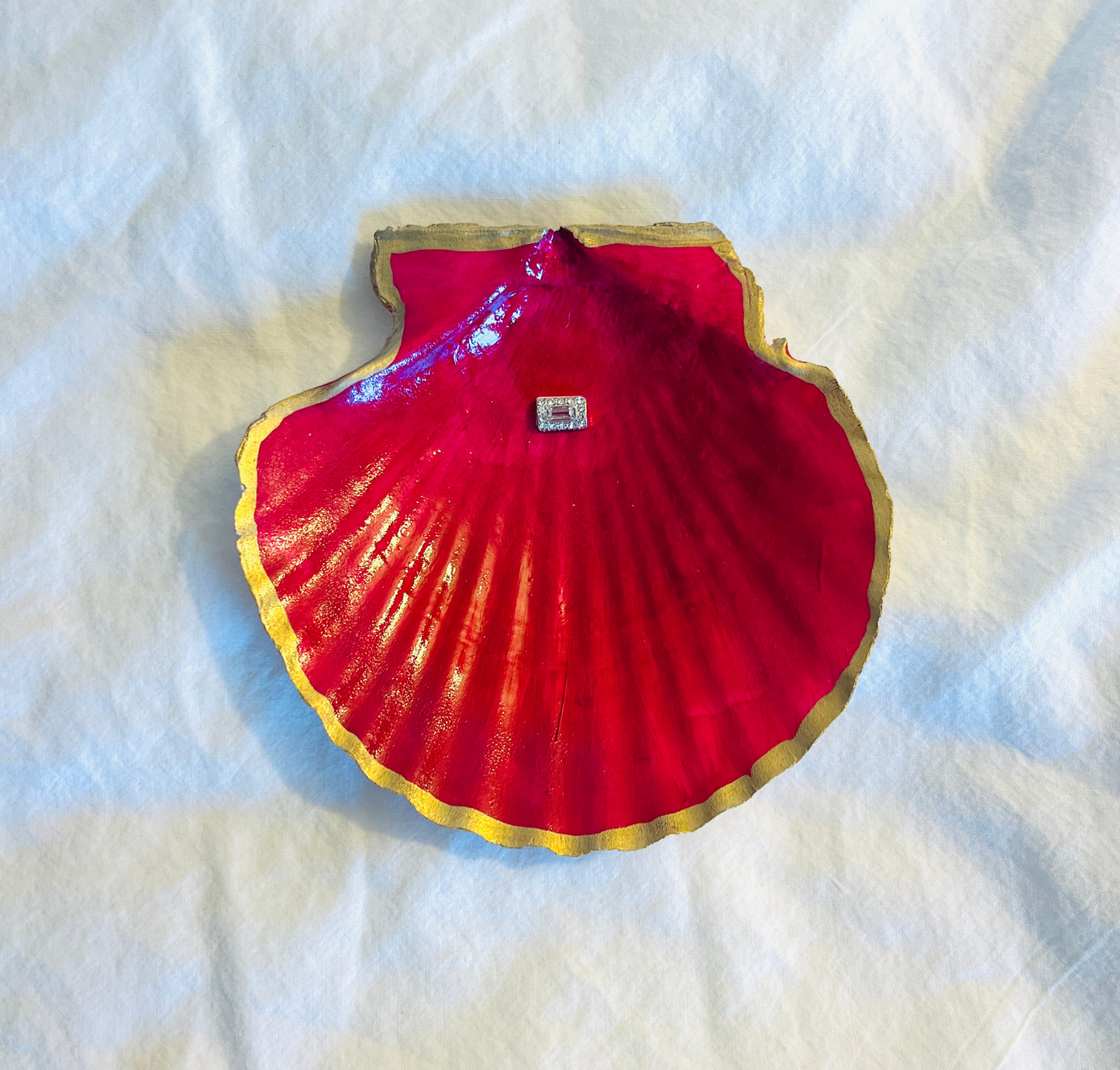 Vibrant Pink Gem Shell: Coastal Jewelry & Trinket Dish