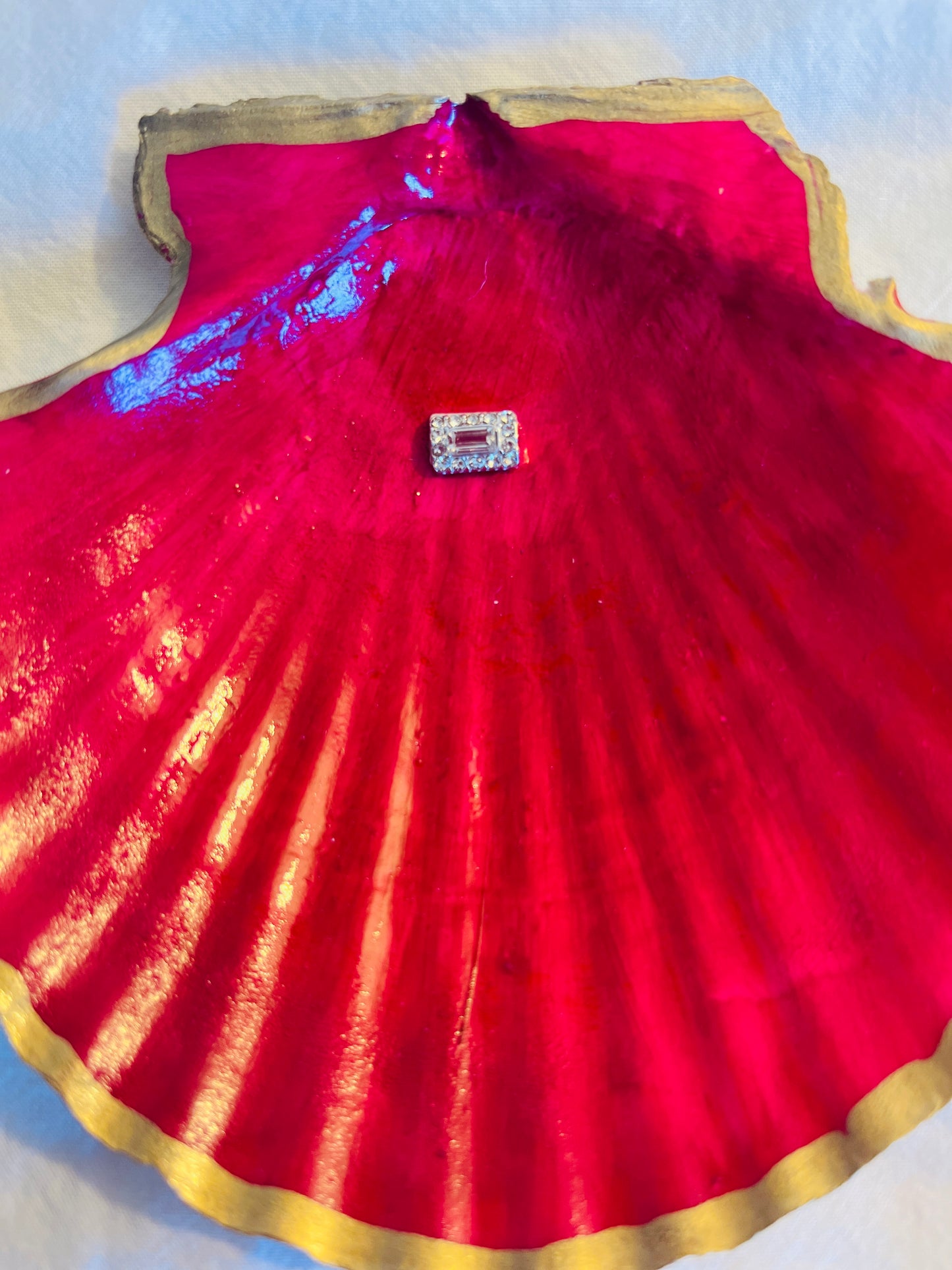 Vibrant Pink Gem Shell: Coastal Jewelry & Trinket Dish