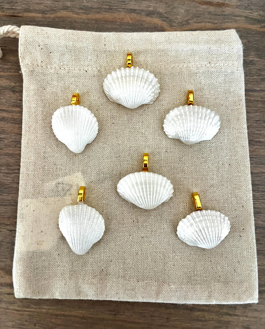 Luxe Seashell Pendant Charm - Medium